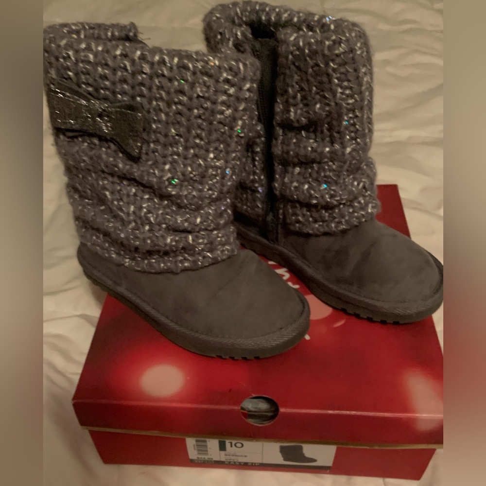 Gray Knit Boots with Bow Accent
